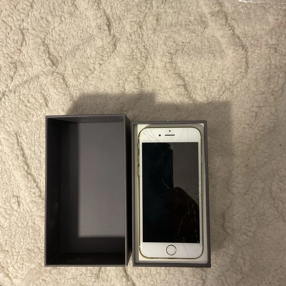 iPhone 6 Smartphone with White front/ Rose gold back 64GB cracked screen